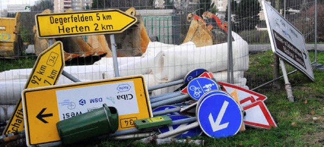 Schildersalat an der Kreiselbaustelle. Irgendwann war&#8217;s nur noch lstig.   | Foto: Ralf Staub