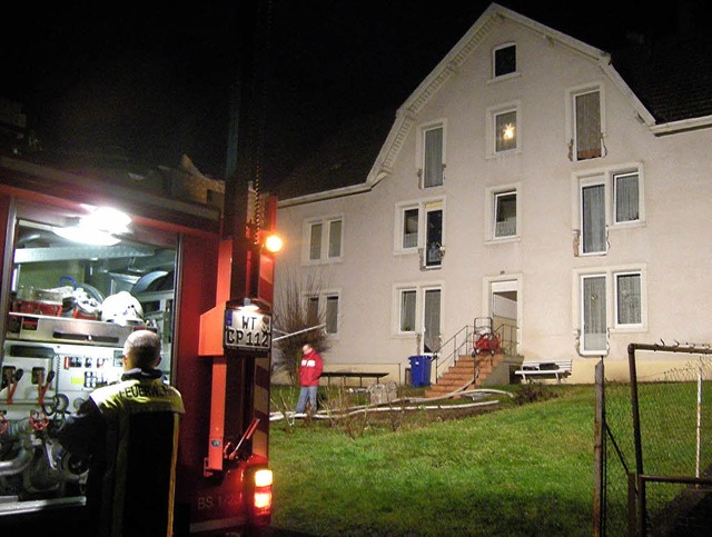 Dank des schnellen Eingreifens der Feu...Flammen auf das Wohnhaus  verhindert.   | Foto: heike Armbruster