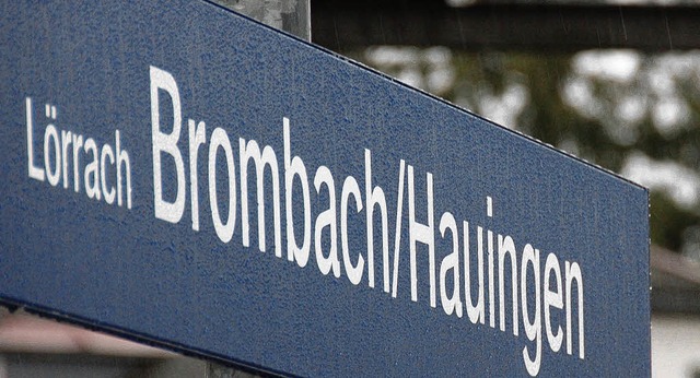 Umbenannt: Neue Bahnhofsschilder  gibt...8222;Brombach (bei Lrrach)&#8220;      | Foto: Trenz