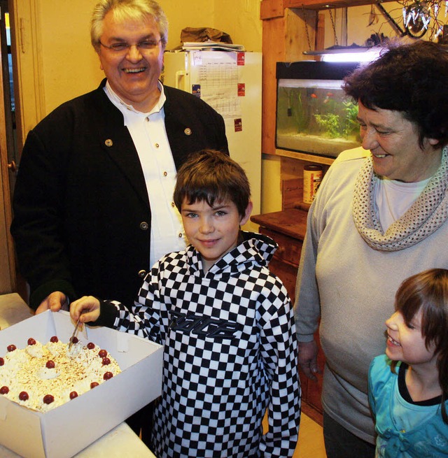 Manfred Mutter bergibt die Torte an Familie Frey.   | Foto: Ch. Spangenberg