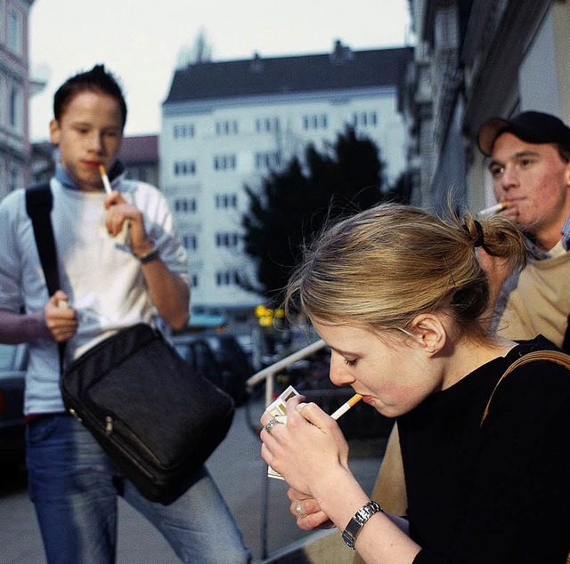 Der tgliche Griff zur Zigarette: Im E...che zwischen 15 und 24 Jahren hufig.   | Foto: dpa