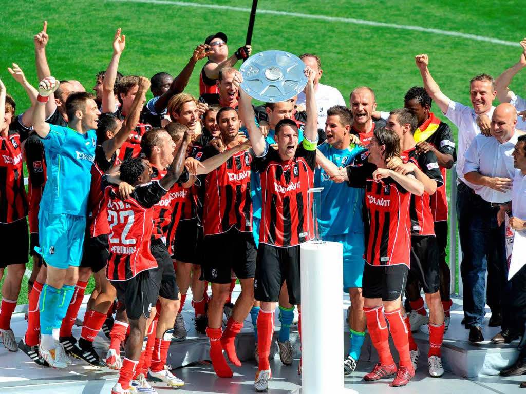 24.Mai: Der SC Freiburg   feiert  den Aufstieg im Badenova-Stadion. Das letzte Spiel der Saison gewinnt der Club 4:3 vor heimischem Publikum gegen den 1. FC Kaiserslautern.