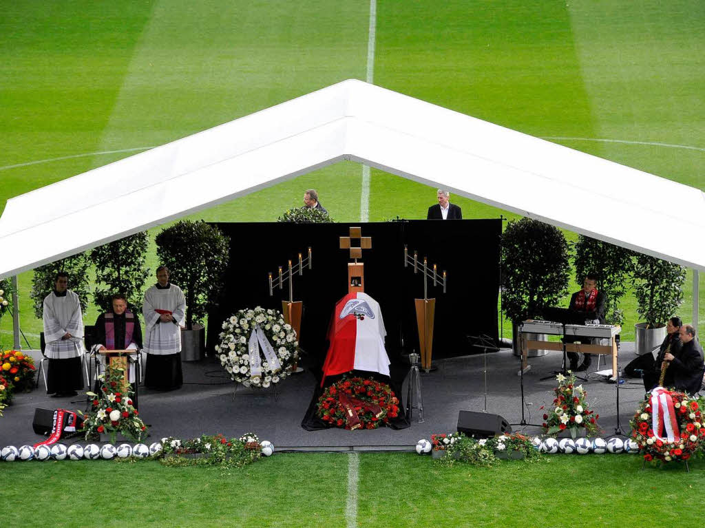 6.November: Knapp 4000 Menschen nehmen bei einer Trauerfeier im Badenova-Stadion Abschied vom verstorbenen Club-Prsidenten Achim Stocker.