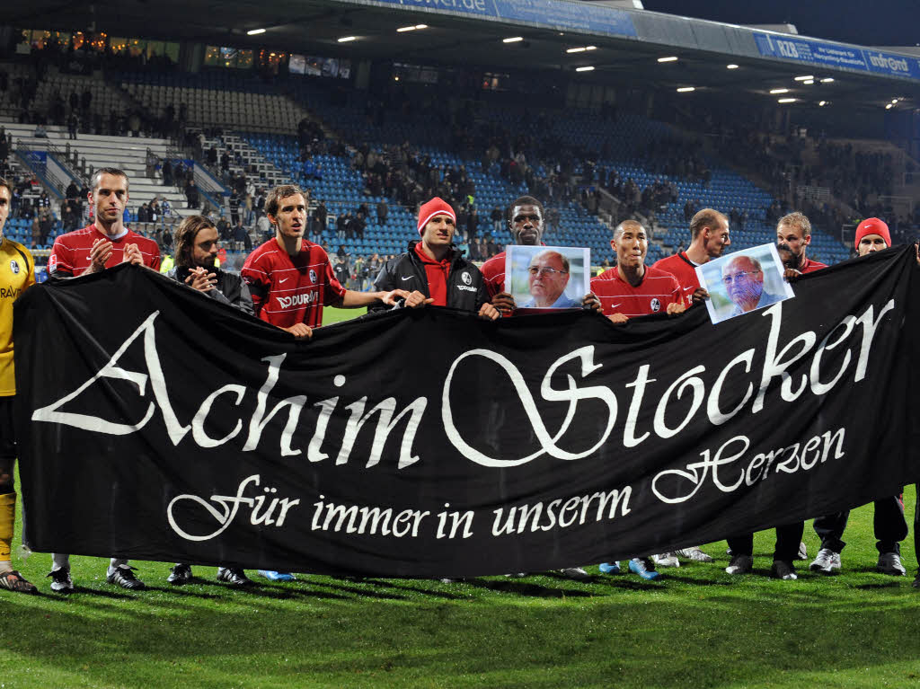 7.November: Kein Sieg wie jeder andere: Nach einem dramatischen Finish hat der SC Freiburg drei Punkte beim VfL Bochum geholt. Doch in den Jubel mischte sich die Trauer um den verstorbenen SC-Prsident Achim Stocker.