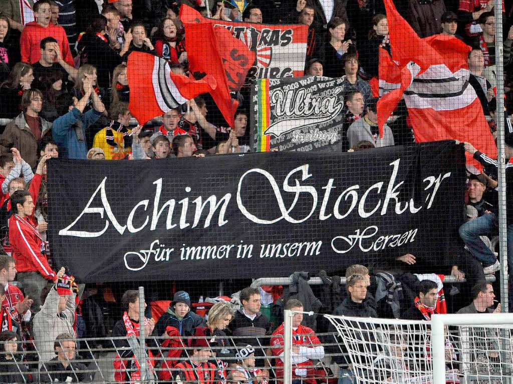 Choreografie der SC-Fans in Gedenken an Achim Stocker.