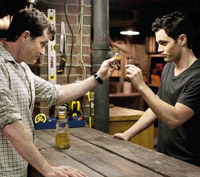 Michael (Penn Badgley, rechts) und Dav...urer  Stiefvater in spe (Dylan Walsh)   | Foto: ddp