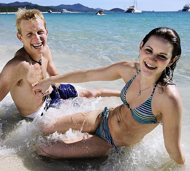 Der Brite Ben Southall planscht mit seiner Freundin  Breanna Watkins.  | Foto: AFP