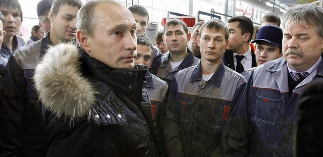 Putin beim Besuch eines Autowerks in Wladiwostok  | Foto: afp