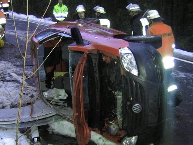 Um die Verletzte retten zu knnen, mussten die Wehren das Autodach aufsgen.   | Foto: Feuerwehr