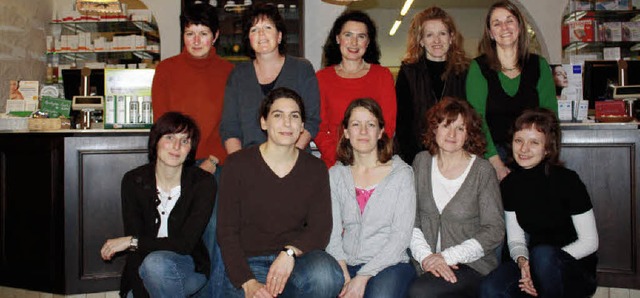 Monika Kopton (hintere Reihe, Mitte) u...schen seit 25 Jahren mit Medikamenten.  | Foto: Gerda Oswald