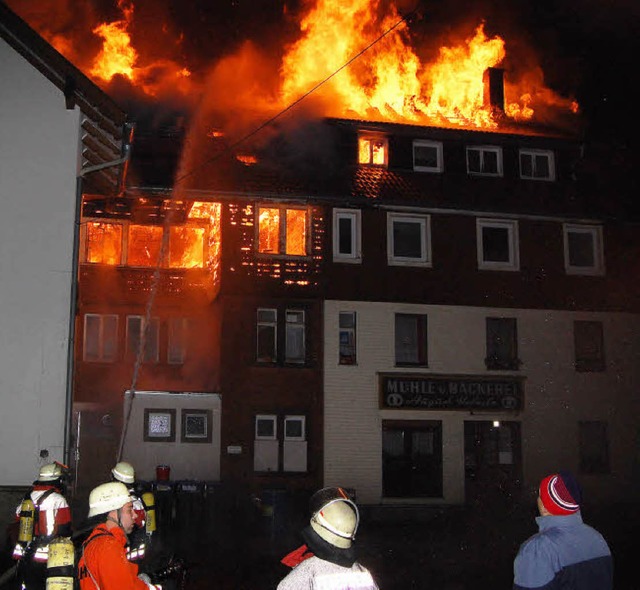 60 Feuerwehrleute aus Breitnau und Hin...en und die Nachbargebude zu schtzen.  | Foto: Martin Ganz