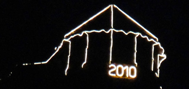 Per  Leuchtschrift kndigt sich  nach neue Jahr(zehnt) oberhalb von  Wehr an.   | Foto: Hansjrg Bader