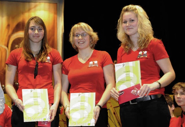 Sarah Fehrenbach (von links), Lara Hec...standene silberne Leistungsabzeichen.   | Foto: MZD
