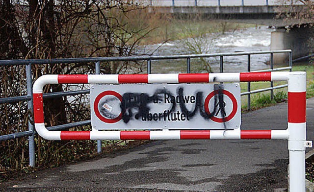 Uferweg gesperrt...  | Foto: Sabine Ehrentreich