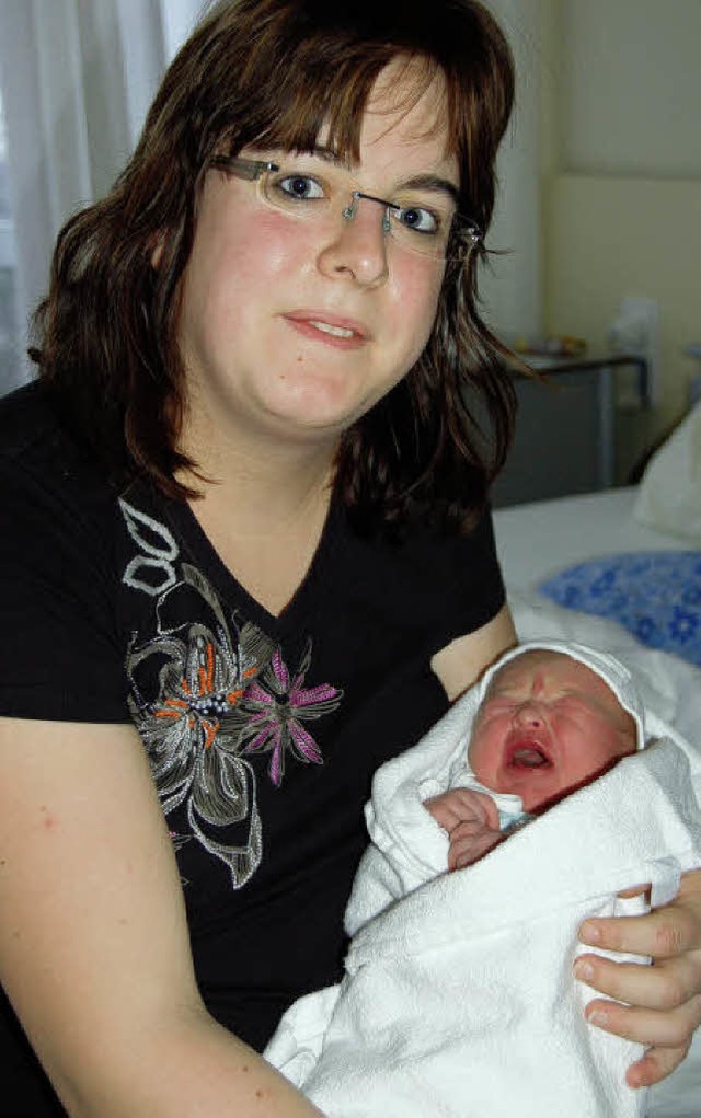 Julia Dellers mit ihrem Neujahrsbaby Mia  | Foto: sigrid umiger