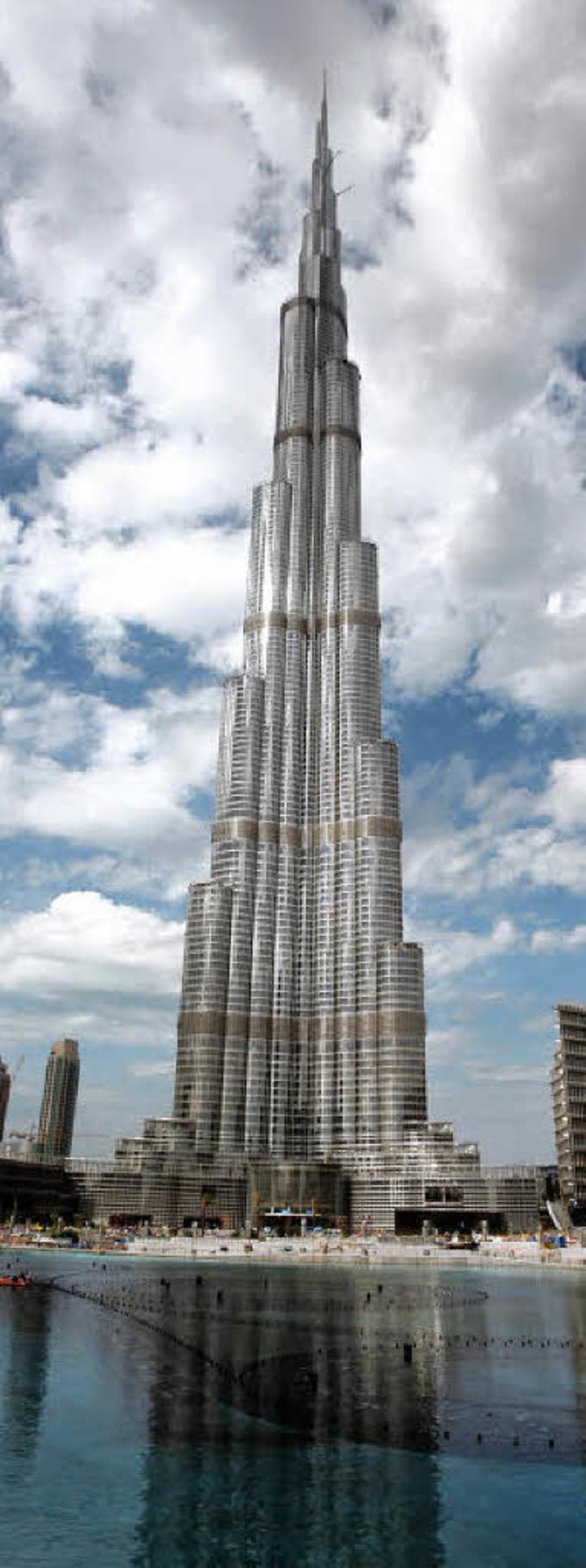 Turmbau in der Wste: Am Montag wird d... ist es das hchste Gebude der Welt.   | Foto: AFP