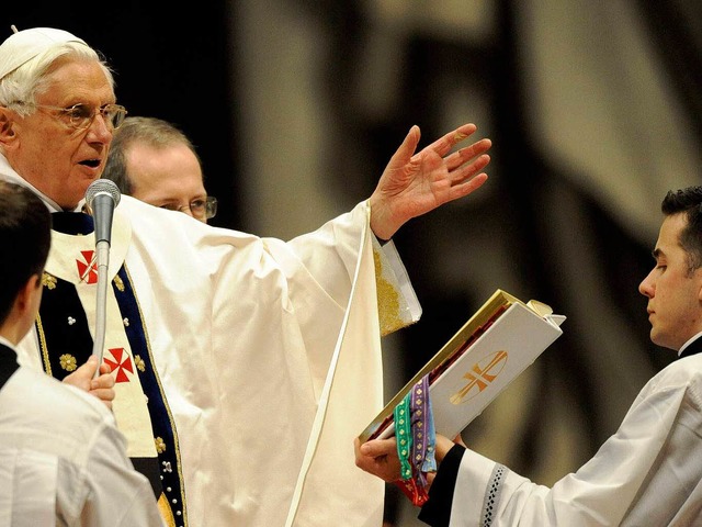 Papst Benedikt bei seiner Neujahrsmesse im Petersdom  | Foto: dpa