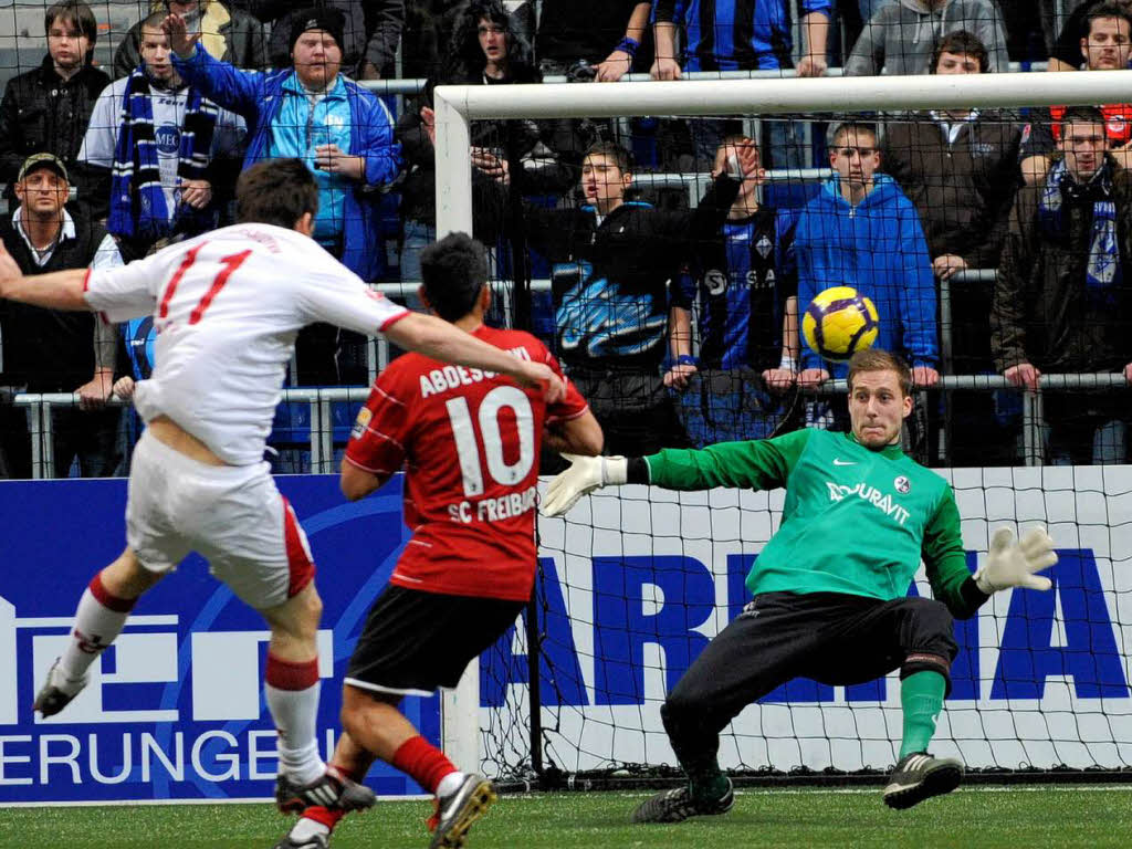 Gegen den mchtigen Schuss von Danny Fuchs hatte SC-Goalie Oliver Baumann keine Chance.