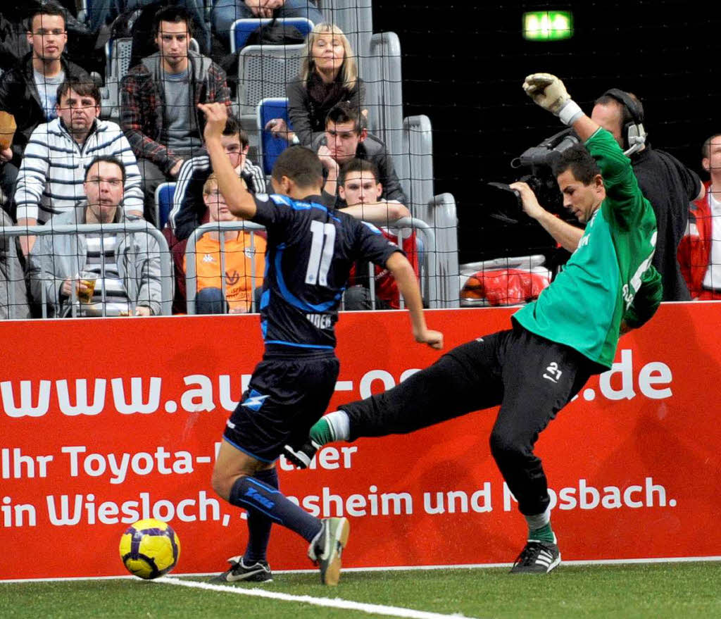 SC-Torhter Michael Langer (r) gegen Waldhof-Spieler  Patrick Bauder (l.)