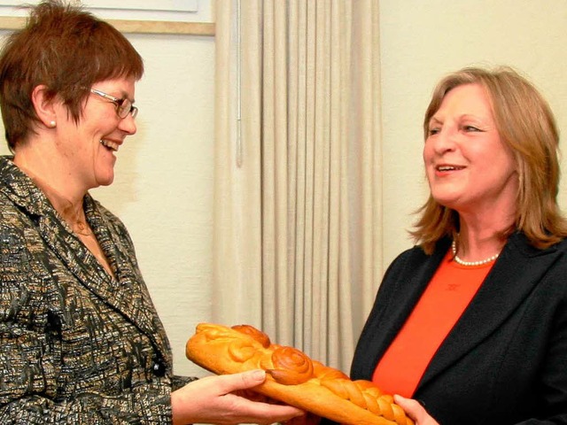 Vereinssprecherin Rosina Kaltenbach (l...i  Ruth Hke mit einer Neujahrsbrezel.  | Foto: Herbert Trogus