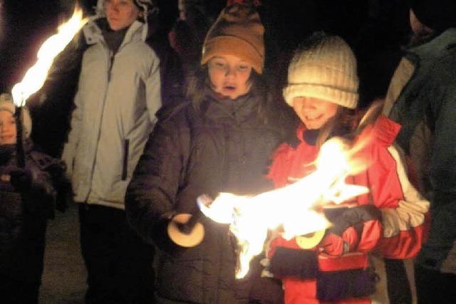 Mit Fackeln durch die sternenklare Nacht