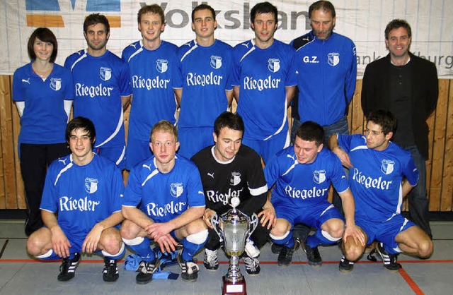 Die siegreiche Mannschaft des SV Endingen mit Trainer Alex Fischinger (rechts).   | Foto: Helmut Hassler