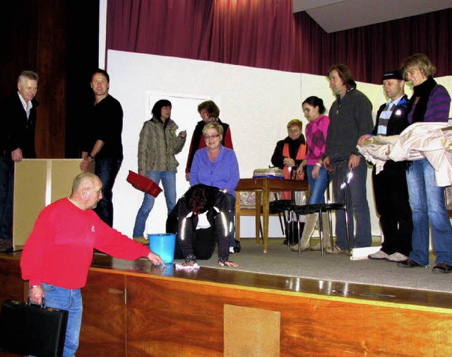 Martin Brutigam und seine SV-Theaterg...un beim Einrichten des Bhnenbildes.    | Foto: Monika Rombach