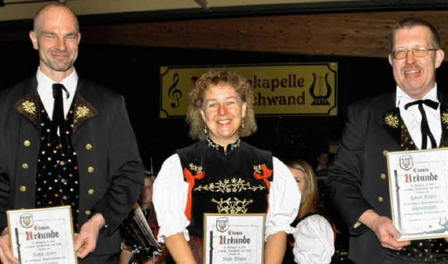 Bernd Huber, Birgit Thoma, Hubert Kaiser (von links) sind nun Ehrenmitglieder.   | Foto: Stefan Pichler