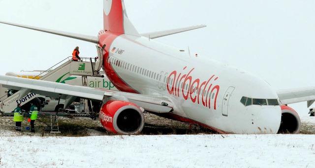 Erst nach der Landebahn kommt das Flugzeug von Air Berlin zu stehen.   | Foto: DPA