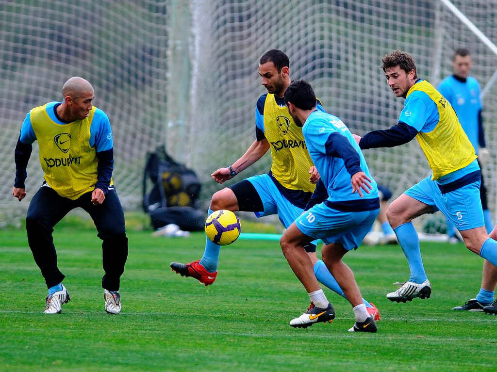 Das Foto, auf das alle gewartet haben: mer Toprak (Zweiter von links) wieder im Mannschaftstraining.