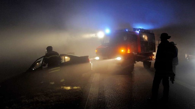 Wenig Orientierung im Nebel: Die Arbei...fte auf der A5 war uerst schwierig.  | Foto: dpa