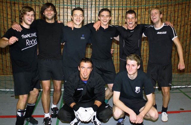 Ganz in schwarz, aber mit weier Weste...ball macht Spa&#8220; in Kenzingen.   | Foto: Werner Schnabl