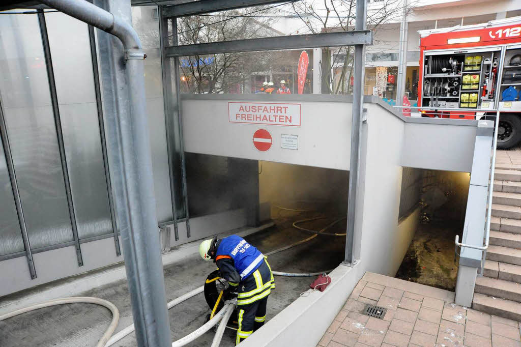 Feuer in der Tiefgarage: Drei Stunden bekmpften Feuerwehrleute einen Brand im Kohlerhofquartier in Denzlingen.
