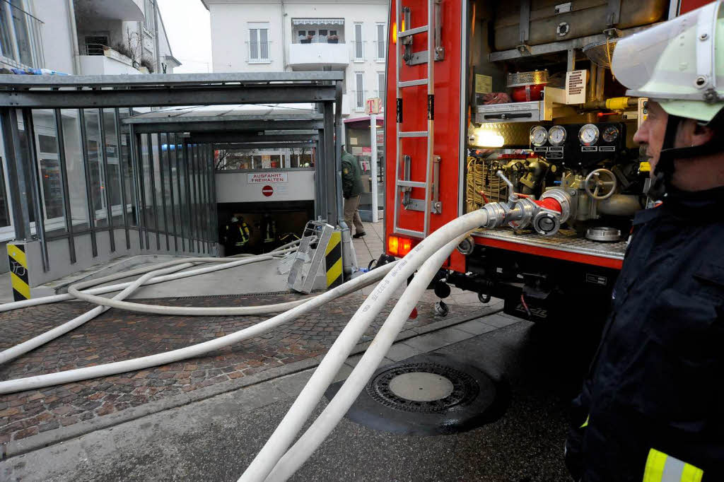 Feuer in der Tiefgarage: Drei Stunden bekmpften Feuerwehrleute einen Brand im Kohlerhofquartier in Denzlingen.