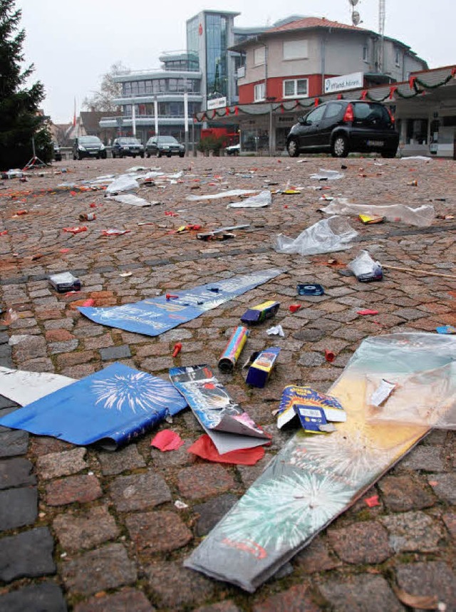 Seit der  Silvesternacht ist einiges an Mll liegen geblieben.  | Foto: LAUBER