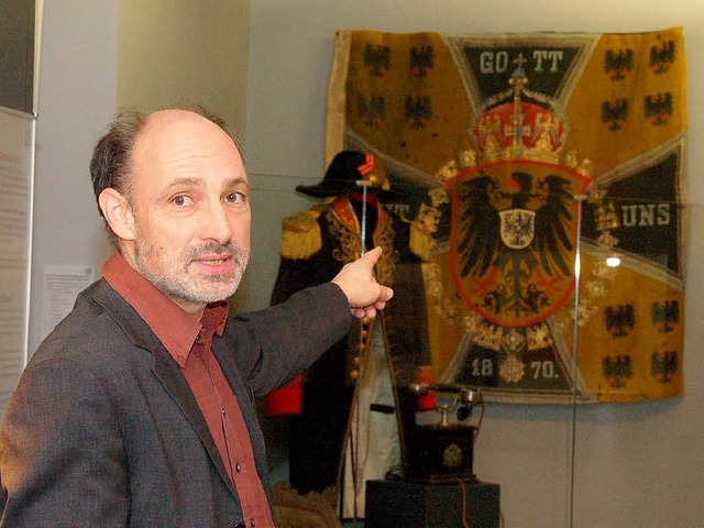 Museumsleiter  Moehring vor der &#8222...ehisst wurde, wenn der Kronprinz kam.   | Foto: Trenz