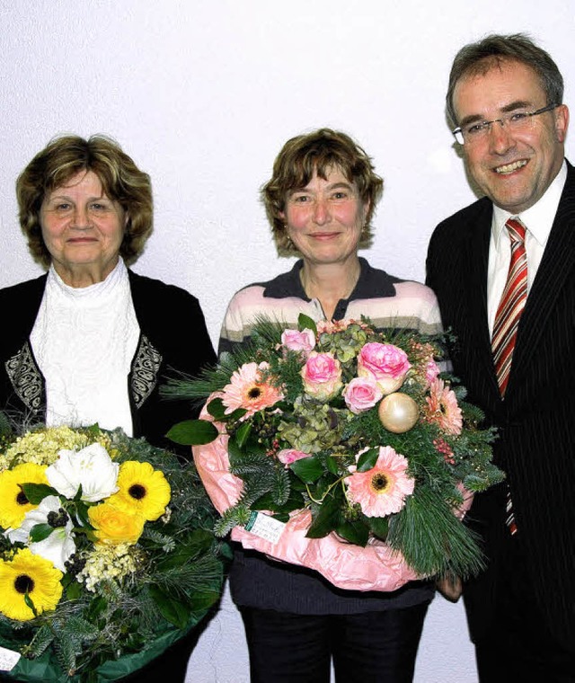 Volksbank-Vorstand Markus Singler bei ...Elfenthal und Anna Ehling (v.r.n.l.).   | Foto: zvg