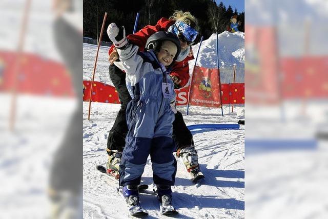 Im Schnee spielend das Skifahren lernen