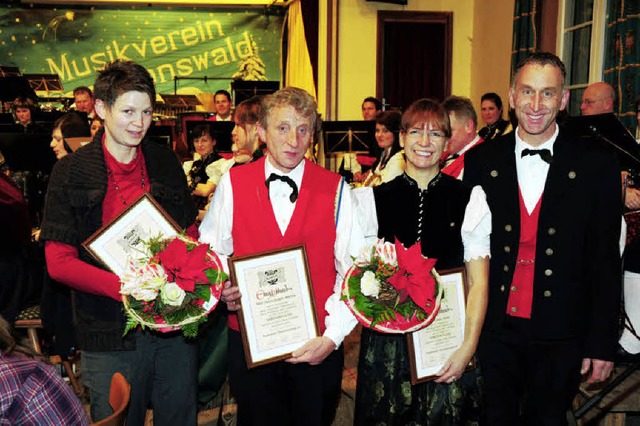 Norbert Helmle (rechts), verabschiedet... Hansjrgen Wehrle und Carloa Stratz.   | Foto: Dauenhauer