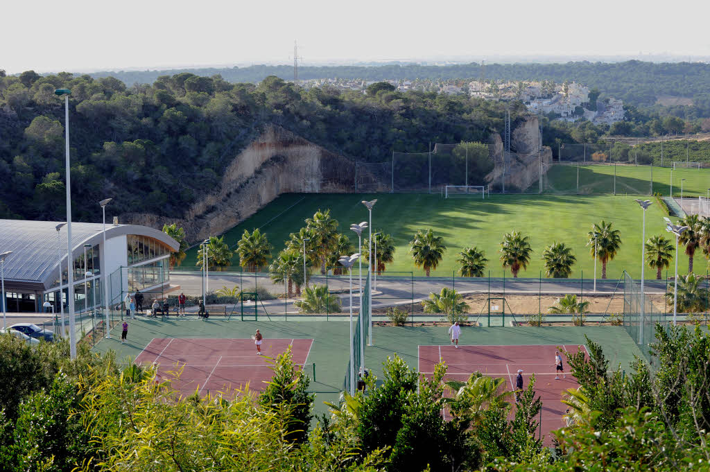 Im Ressort Campoamor, eingebettet in einen Golfplatz mit Palmen und Orangenhainen, findet das Trainingslager des SC Freiburg statt.