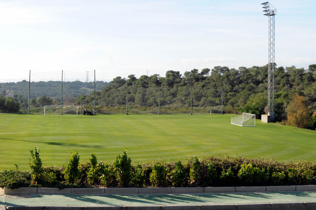 Im Ressort Campoamor, eingebettet in einen Golfplatz mit Palmen und Orangenhainen, findet das Trainingslager des SC Freiburg statt.