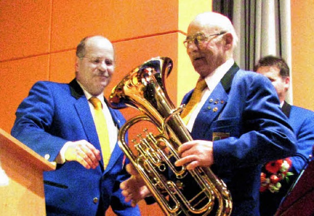 Ein Euphonium berreichte Joachim Schu...eit seiner musikalischen Ruhestandes.   | Foto: Monika Rombach