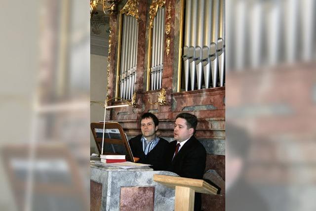 Brillantes Spiel auf historischer Schwarz-Orgel