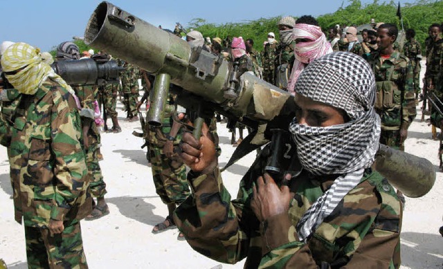 Somalier  prsentieren ihre erbeuteten Waffen.    | Foto: DPA