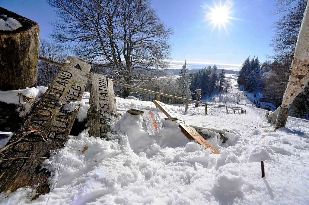 Freiburger und Sdbadener genieen die schnen Seiten des Winters auf dem Schauinsland.