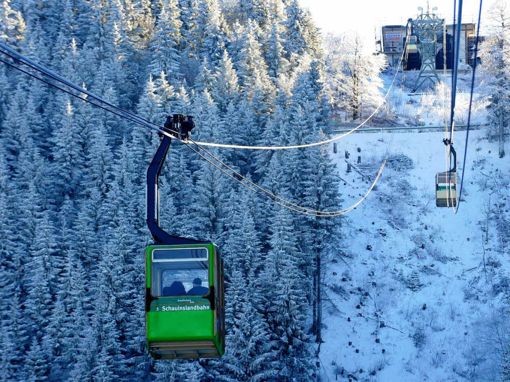 Freiburger und Sdbadener genieen die schnen Seiten des Winters auf dem Schauinsland.