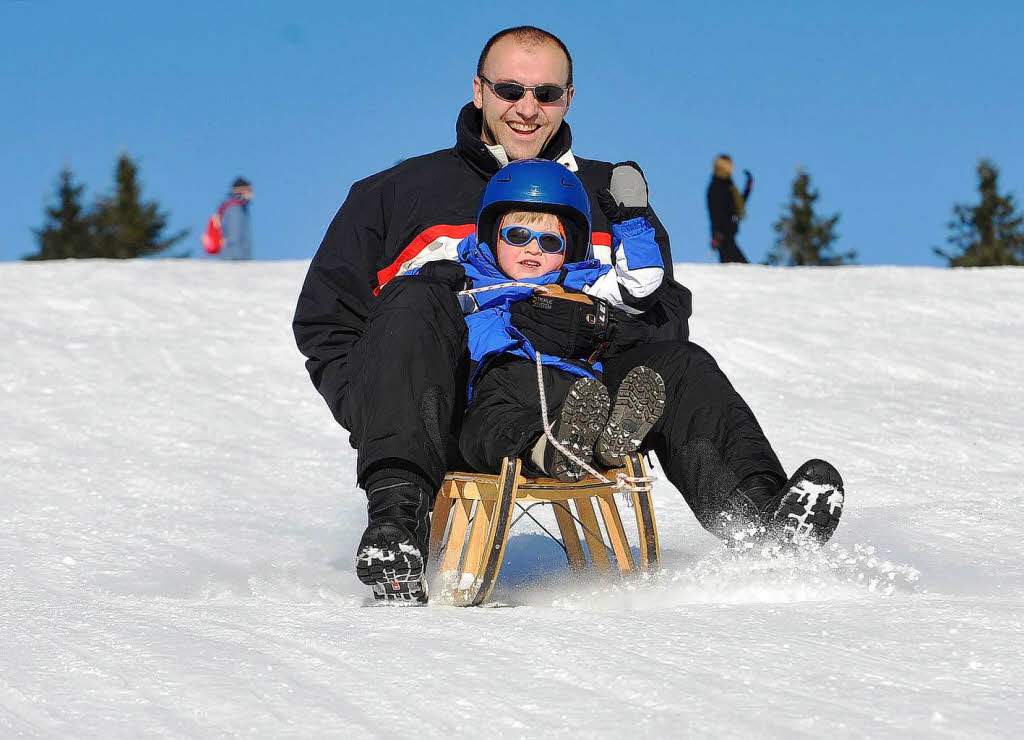 Freiburger und Sdbadener genieen die schnen Seiten des Winters auf dem Schauinsland.