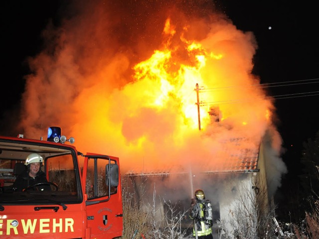 Die Rettungsarbeiten der Feuerwehr in ... worden. Ein Mann starb bei dem Brand.  | Foto: dpa