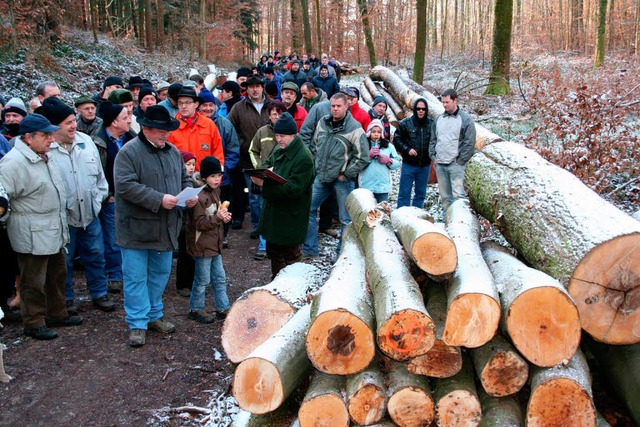 Ortsvorsteher Fritz Hferlin und Revie...ele bei der ersten Versteigerung 2010.  | Foto: Raab