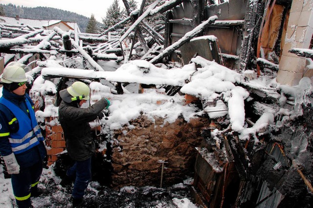 Mit Untersttzung des THW aus Bad Sck...stndige die Brandruine unter die Lupe  | Foto: Katja Mielcarek